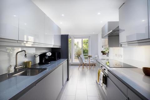 3 bedroom apartment to rent, Abingdon Road, Kensington, London, W8