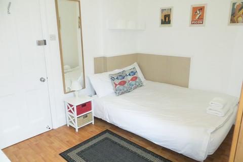 Studio to rent, Fulham Palace Road, Hammersmith, London, W6