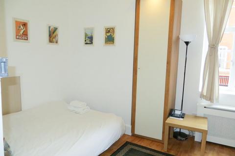 Studio to rent, Fulham Palace Road, Hammersmith, London, W6