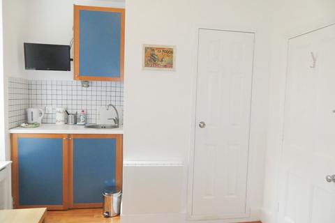Studio to rent, Fulham Palace Road, Hammersmith, London, W6
