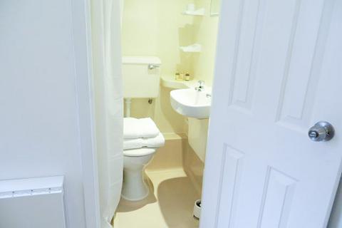 Studio to rent, Fulham Palace Road, Hammersmith, London, W6