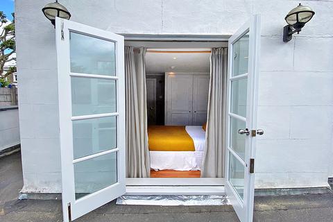6 bedroom maisonette to rent, Loftus Road, Shepherds Bush, London, W12