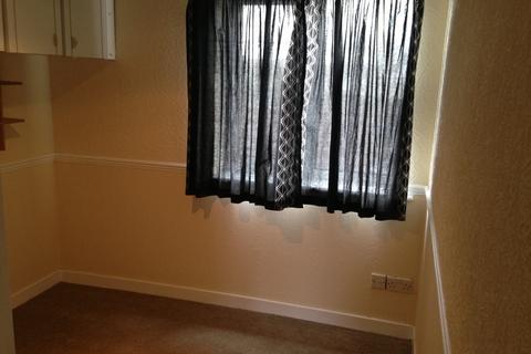 2 bedroom flat to rent, 655 Rainham Road South, RM10