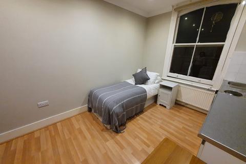 Studio to rent, Cheniston Gardens, Kensington, London W8