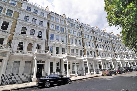 Studio to rent, Courtfield Gardens, Kensington, London SW5