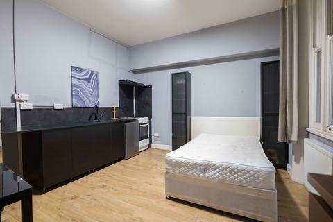 Studio to rent, Courtfield Gardens, Kensington, London SW5