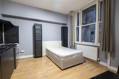 Studio to rent, Courtfield Gardens, Kensington, London SW5