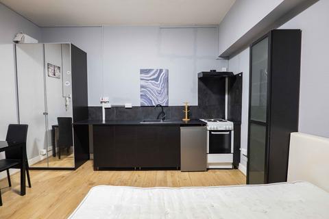 Studio to rent, Courtfield Gardens, Kensington, London SW5