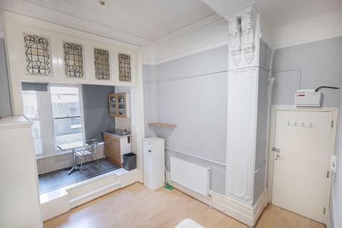 Flat share to rent, Courtfield Gardens, Earls Court, London, SW5