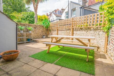 2 bedroom flat to rent, New England Road, Brighton