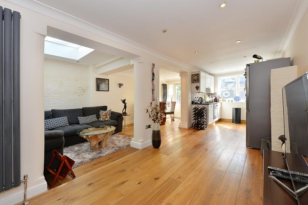 Ferndale Road, Clapham North, London SW4 2 bed flat £2,250 pcm (£519 pw)