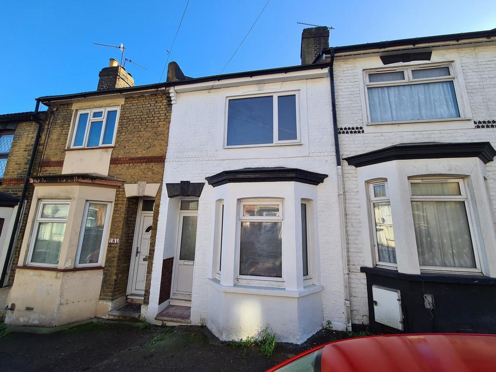 Castle Road Chatham ME4 2 Bed Terraced House 1 200 Pcm 277 Pw castle-road-chatham-me4-2-bed-terraced-house-1-200-pcm-277-pw