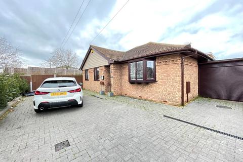 4 bedroom bungalow for sale - Gennep Road, Canvey Island