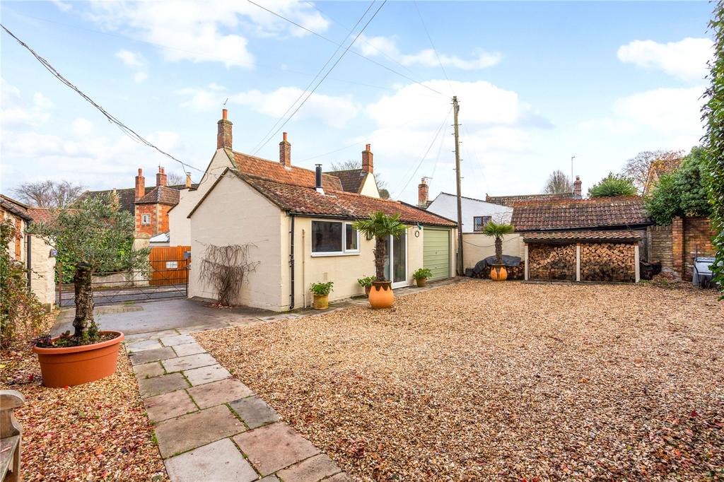 Front Drive/Annexe
