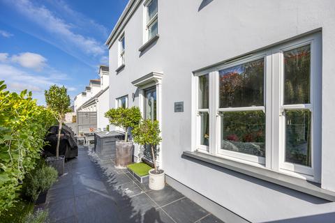 6 bedroom link detached house for sale, North Clifton, St. Martin, Guernsey