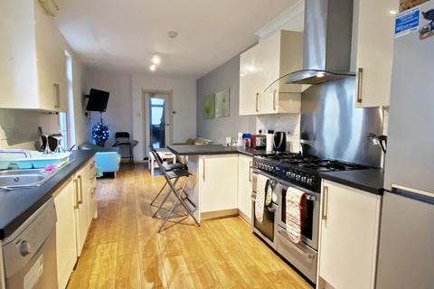 8 bedroom house share to rent - Mackintosh Place, Roath, Cardiff