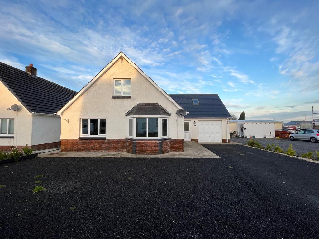 Saron, Llandysul, SA44 4 bed detached bungalow £375,000
