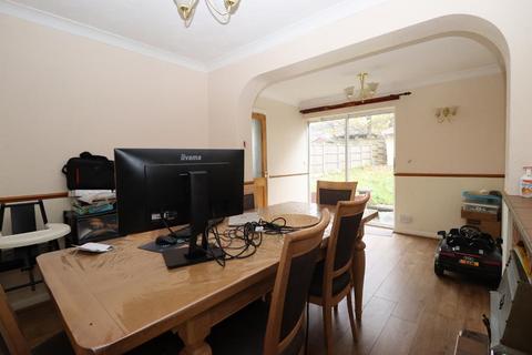 3 bedroom semi-detached house for sale - St Monicas Avenue, Saints, Luton, Bedfordshire, LU3 1PJ