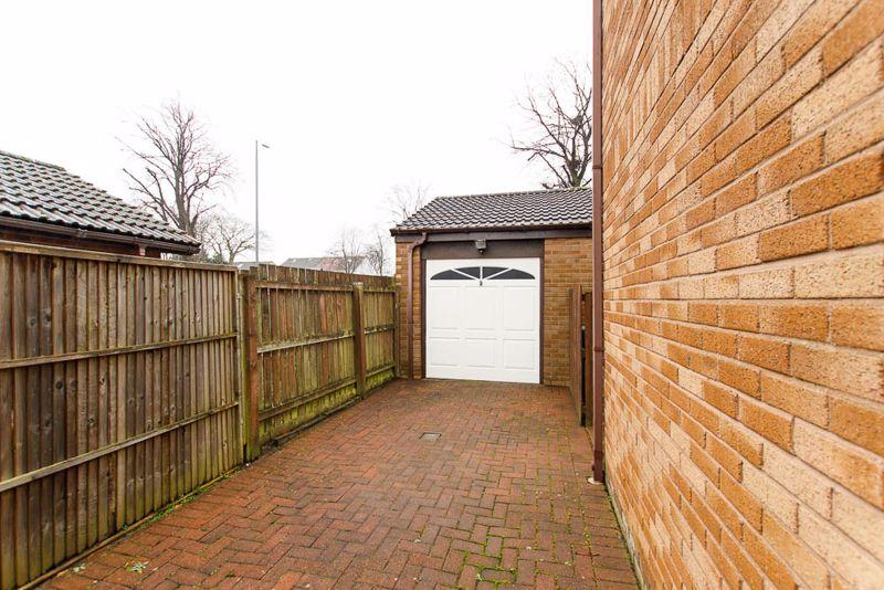 Merlinford Drive, Renfrew 2 bed semidetached house £180,000