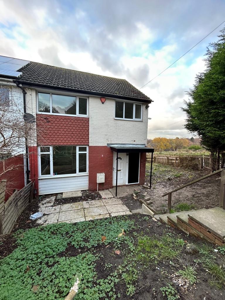Manor Farm Road, Leeds 3 bed terraced house £750 pcm (£173 pw)