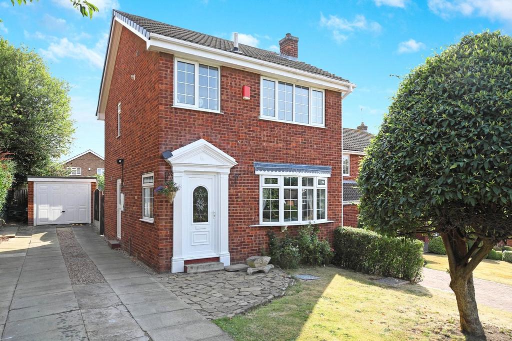 Sinclair Garth, Sandal, Wakefield, WF2 3 bed detached house £330,000