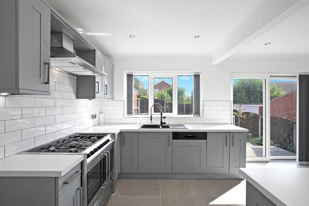 Sinclair Garth, Sandal, Wakefield, WF2 3 bed detached house £330,000