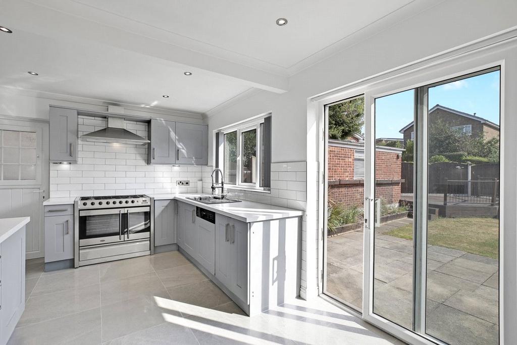 Sinclair Garth, Sandal, Wakefield, WF2 3 bed detached house £330,000