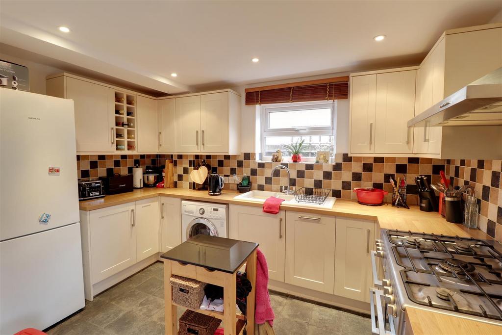 Nettleton Road, Benhall, Cheltenham 3 bed semidetached house £379,950