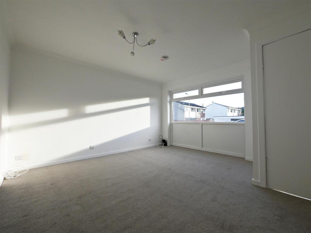 Thornwood Avenue, Lenzie, Glasgow 3 bed semidetached house £1,100 pcm (£254 pw)