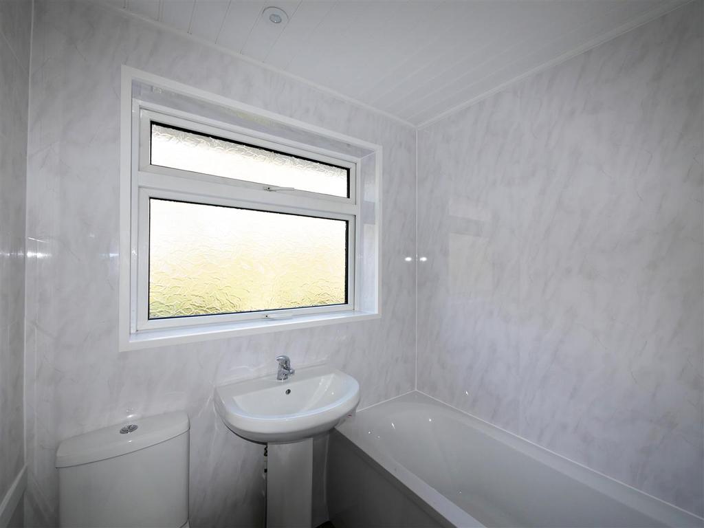 Thornwood Avenue, Lenzie, Glasgow 3 bed semidetached house £1,100 pcm (£254 pw)