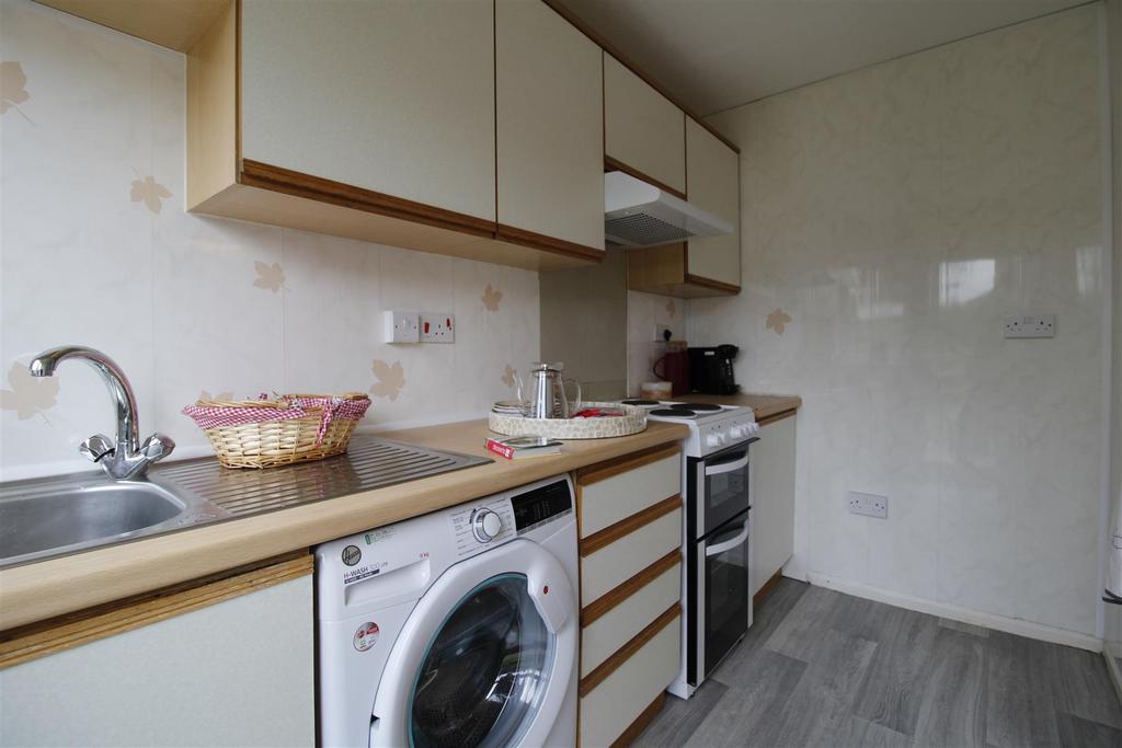 Hadow Way, Quedgeley, Gloucester 3 bed semidetached house £995 pcm