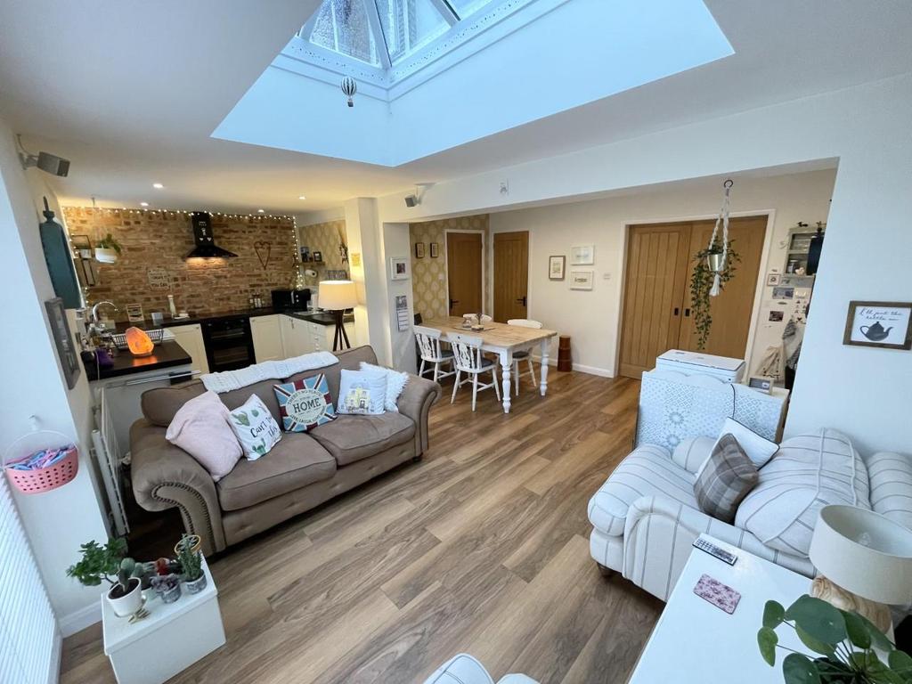 Boverton Avenue, Brockworth, Gloucester 3 bed semidetached house £