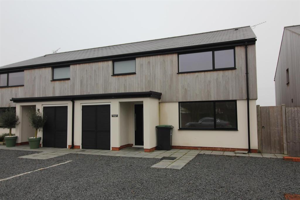 Cheddington Lane, Long Marston, Tring 3 bed house £1,700 pcm (£392 pw)