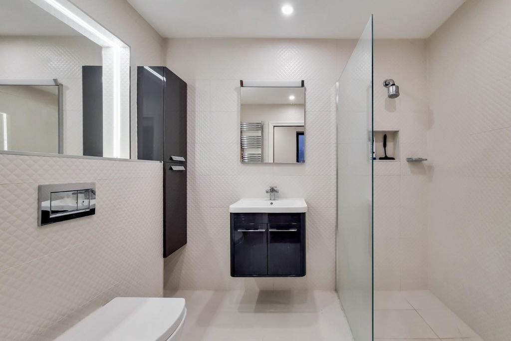4 Shower Room-0.jpg
