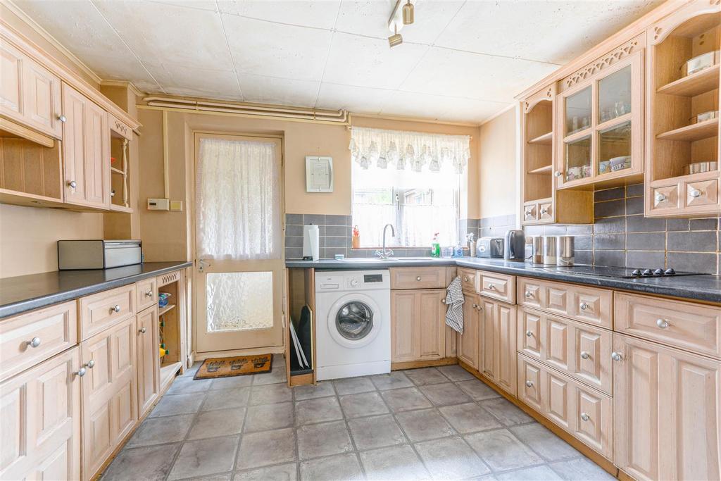 Coronation Gardens, Battle 3 bed terraced house £250,000