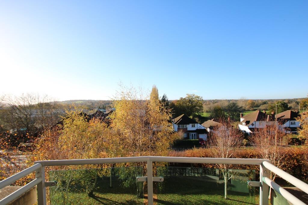 HIGHBURY DRIVE, LEATHERHEAD, KT22 2 bed apartment £325,000