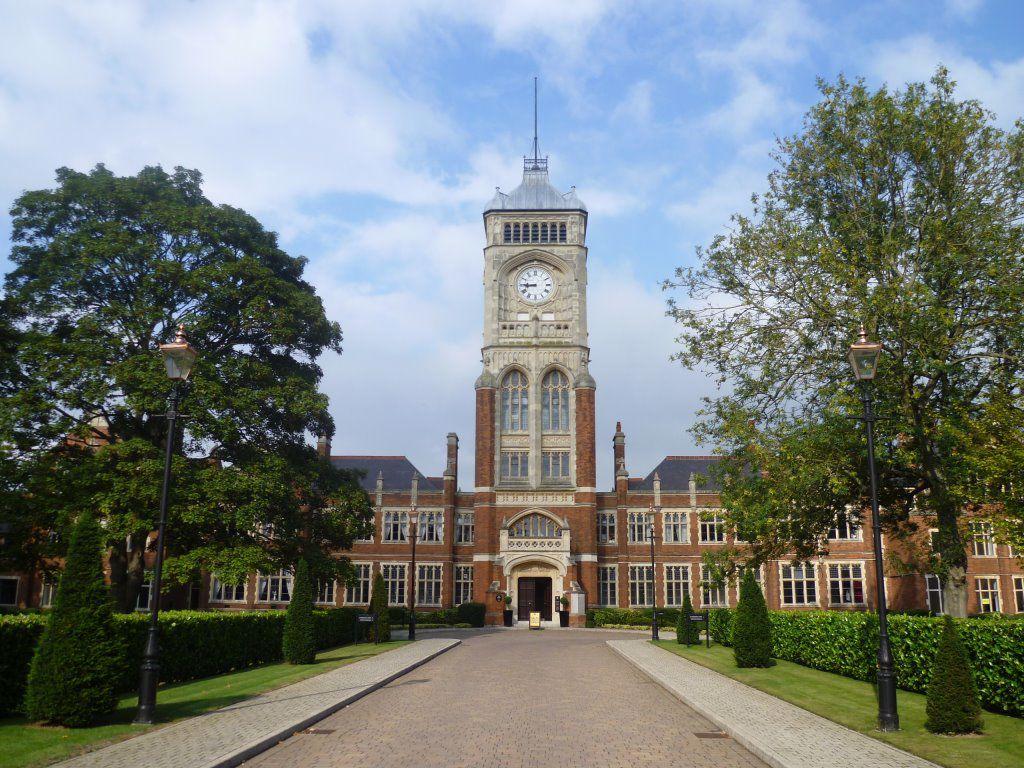 Royal Connaught Drive, Bushey 3 bed flat £3,100 pcm (£715 pw)