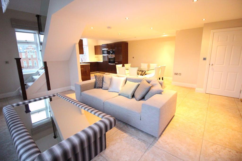 Royal Connaught Drive, Bushey 3 bed flat £3,100 pcm (£715 pw)