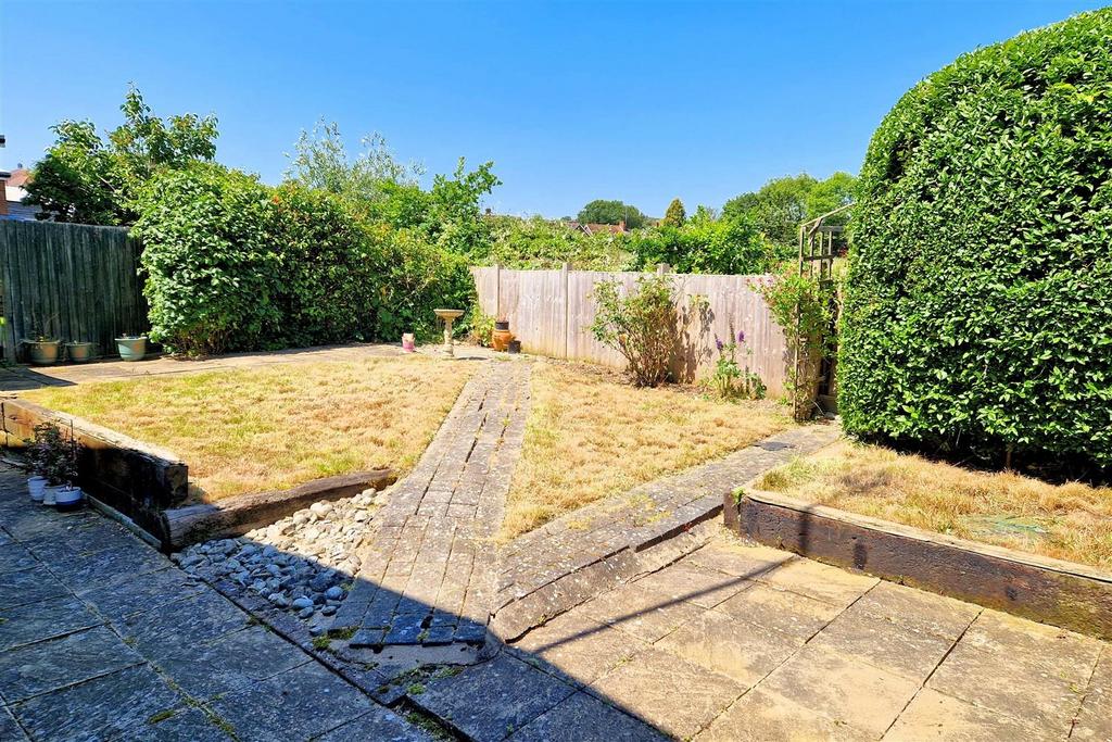 Stewards Green Road, Epping 2 bed terraced bungalow £450,000