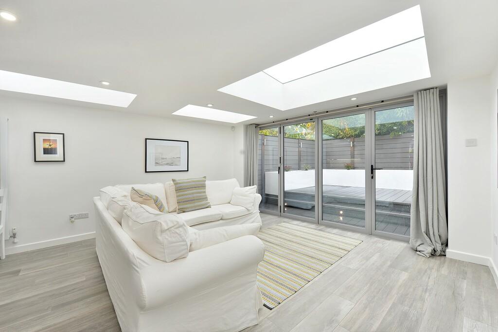 Broughton Road, Fulham, SW6 2 bed property £2,999 pcm (£692 pw)