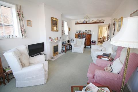 2 bedroom detached bungalow for sale - Church Mead, Keymer, Hassocks, West Sussex, BN6 8BN