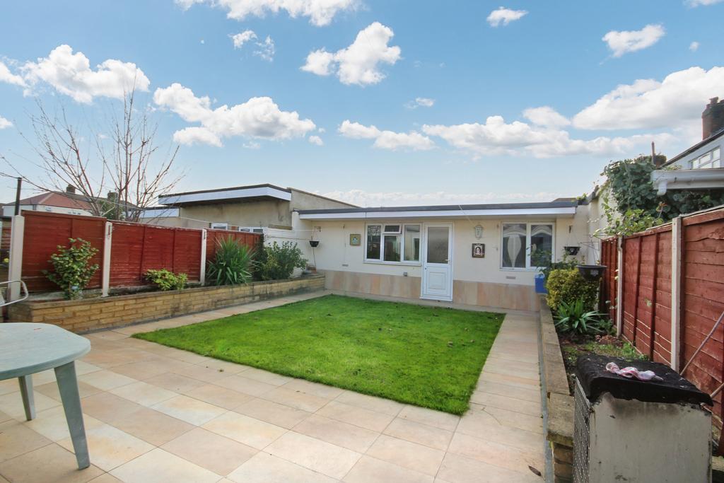 Bilton Road, Perivale, Middlesex UB6 4 bed semidetached house for sale