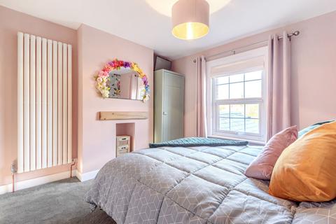 2 bedroom semi-detached house for sale - Langborough Road, Wokingham, RG40