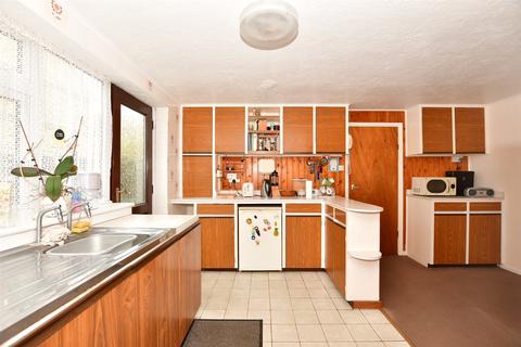 17 Brookside, Temple Ewell, Dover, CT16 3DW