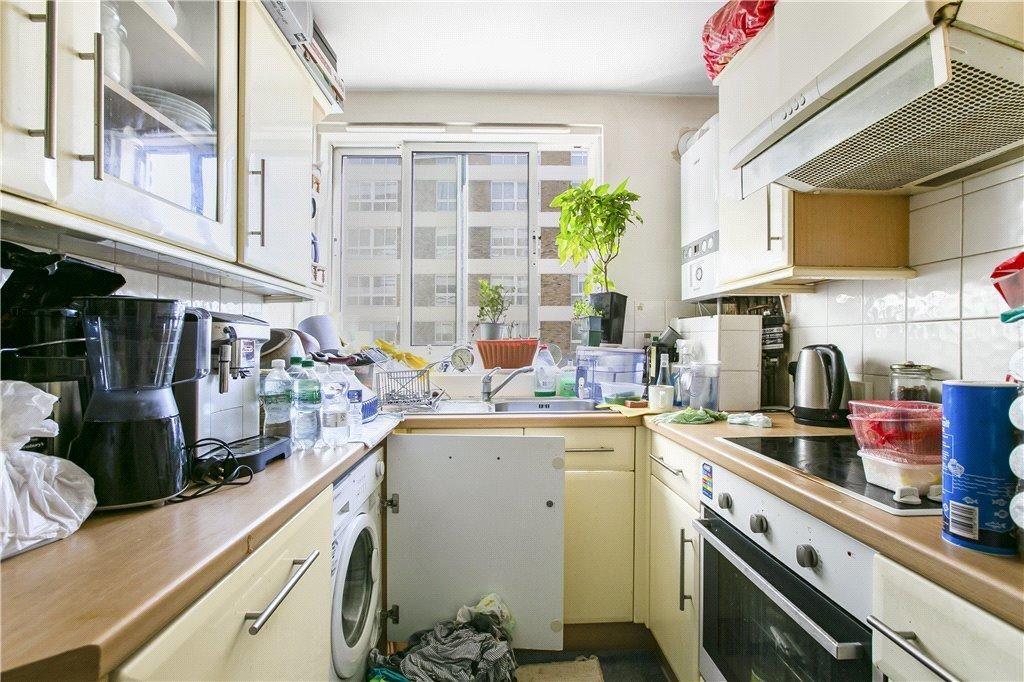 Warwick Drive, Putney, London... 2 bed flat £400,000