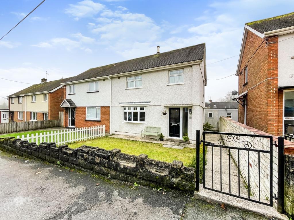 Nantygro, Llangennech, Llanelli, Carmarthenshire, SA14 8YT 3 bed semi
