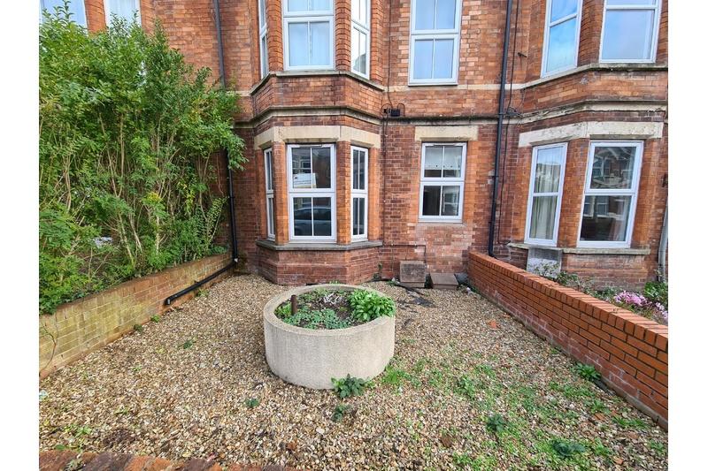 39 Church Street, Highbridge 2 bed flat £1,257 pcm (£290 pw)