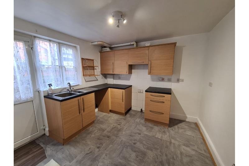 39 Church Street, Highbridge 2 bed flat £1,257 pcm (£290 pw)