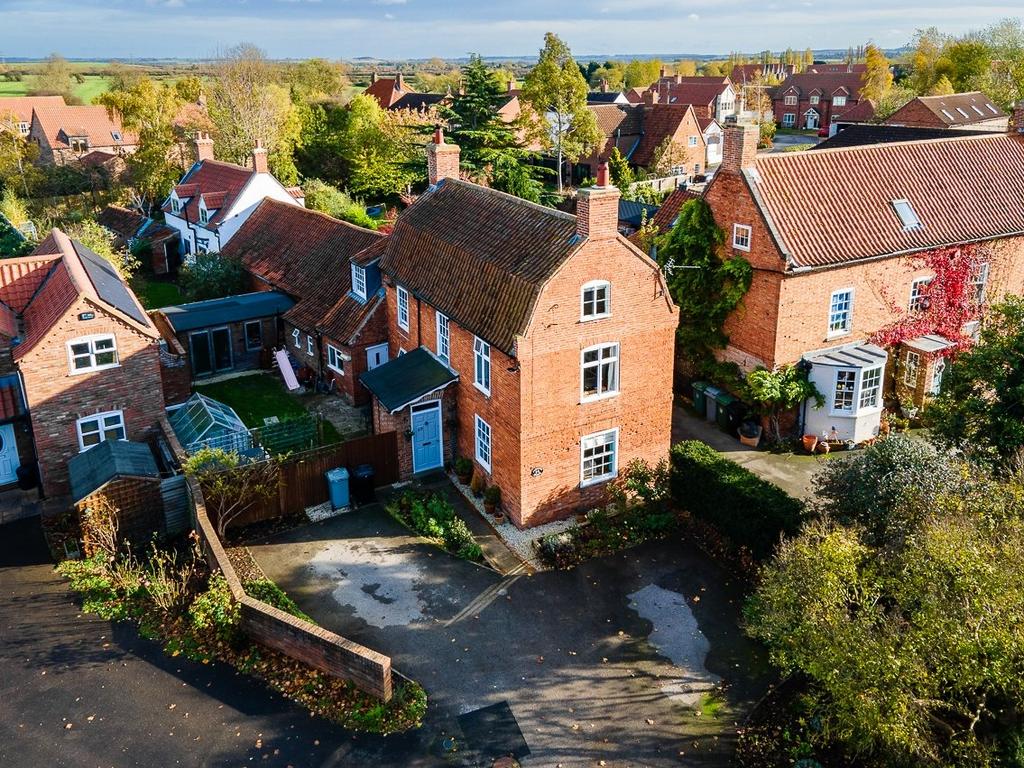 Main Road, Long Bennington 4 bed cottage £400,000