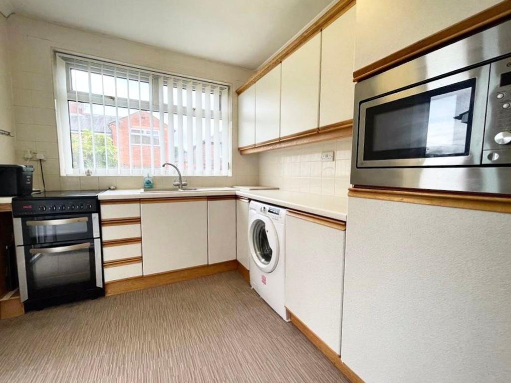 Collingwood Drive, Swinton, M27 3 bed semidetached house £250,000